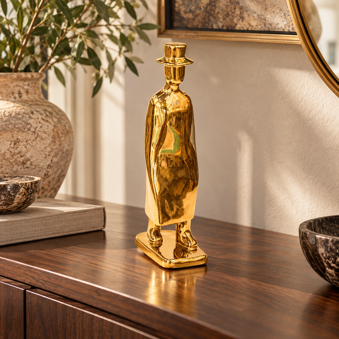Caballero Dorado de 35 cm en consola elegante de madera