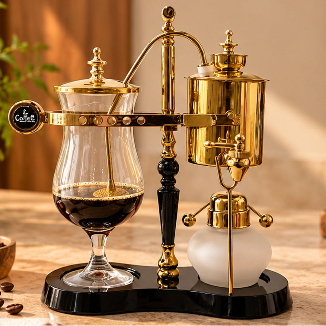 Cafetera belga premium dorada con base negra ambientada en cocina