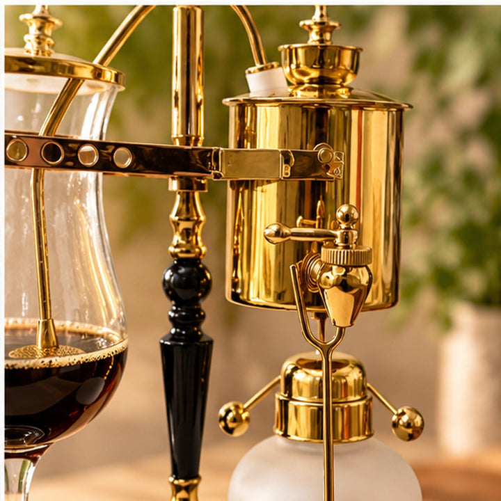 Detalle del mecanismo dorado de cafetera belga con quemador