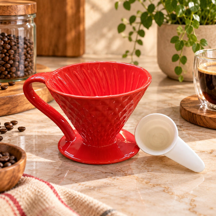 Filtro para café rojo V60 con accesorio blanco ambientado en cocina