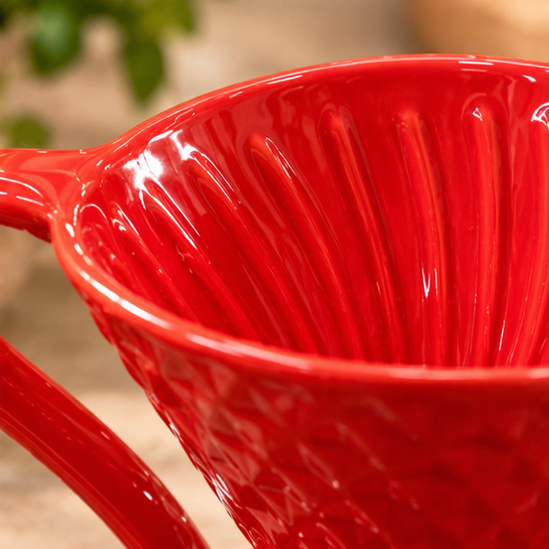 Detalle de relieve y acabado rojo brillante del filtro de café V60
