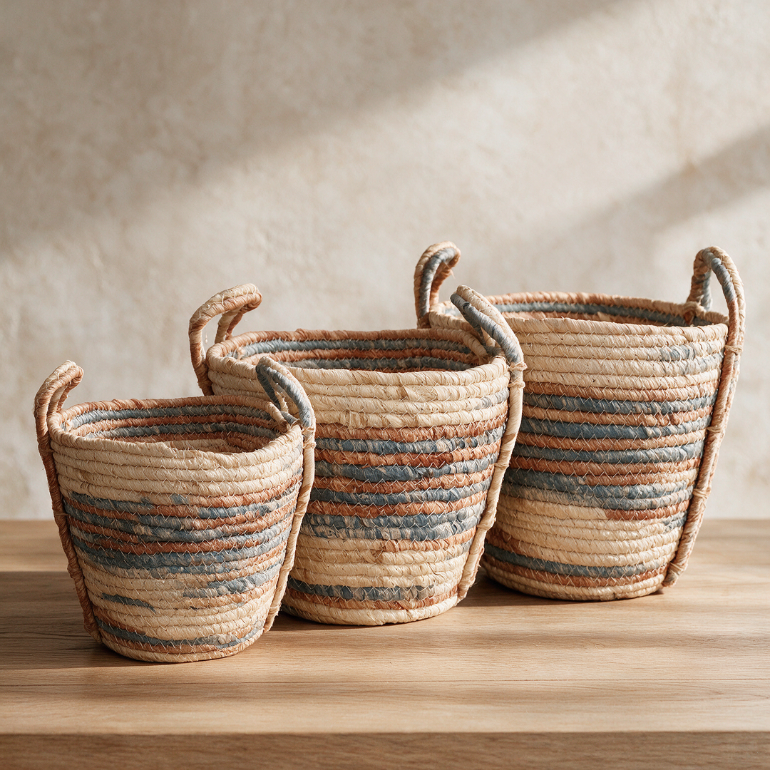 Set de canastos tejidos con asa en fibra natural en tres tamaños Casona Deco
