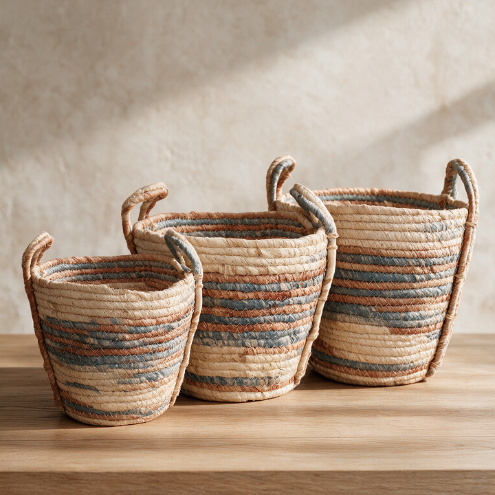 Set de canastos tejidos con asa en fibra natural en tres tamaños Casona Deco