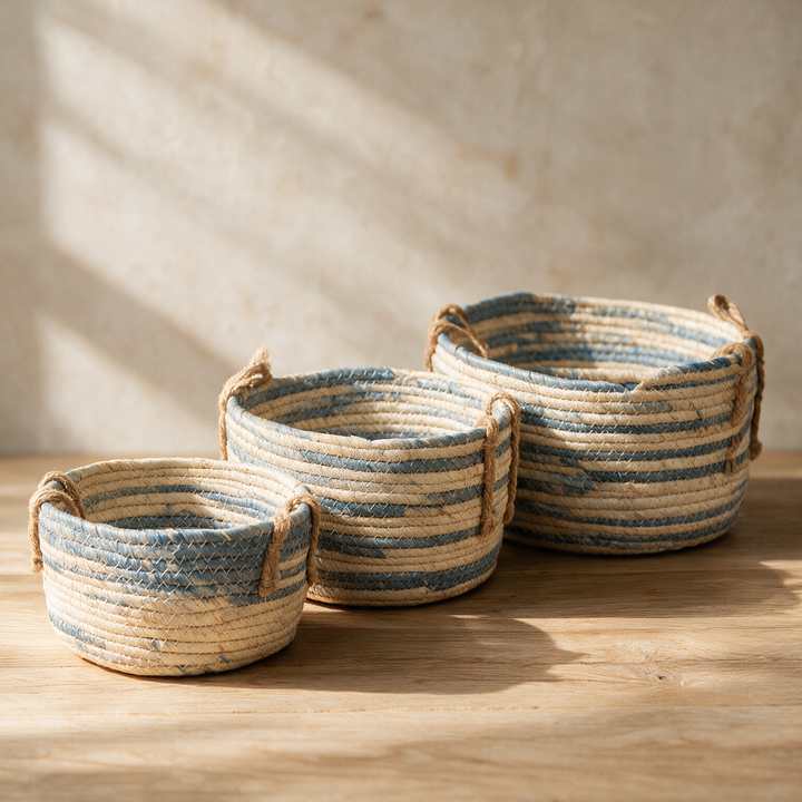 Set de canastos tejidos bajos natural y azul en tres tamaños Casona Deco
