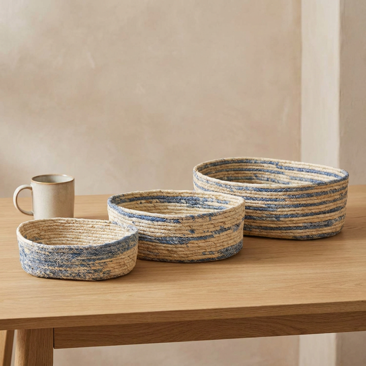 Set de canastos tejidos rectangulares bajos azules en tres tamaños Casona Deco