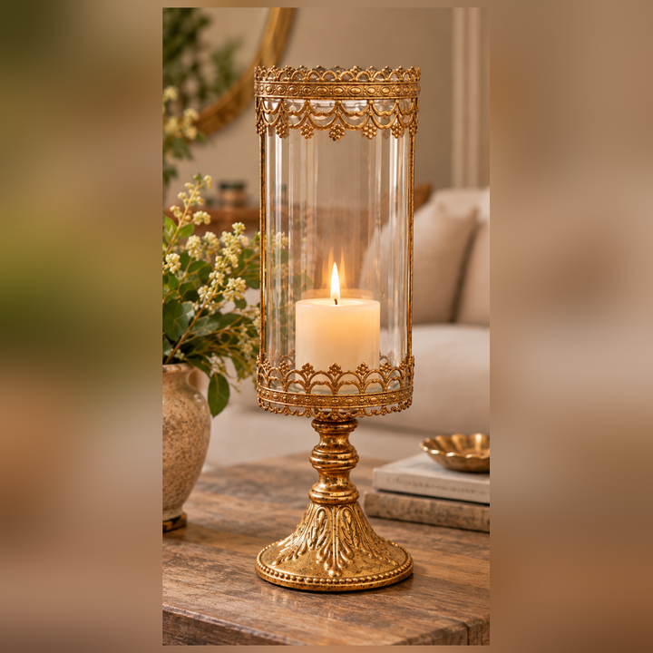 Candelabro dorado 6J7041G con cristal transparente y vela en ambiente elegante
