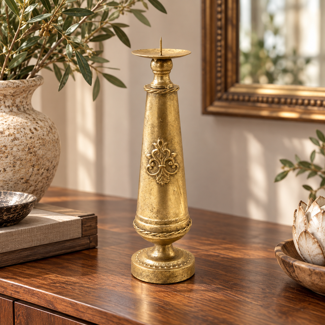 Candelabro dorado 7190 de 34 cm sobre aparador de madera