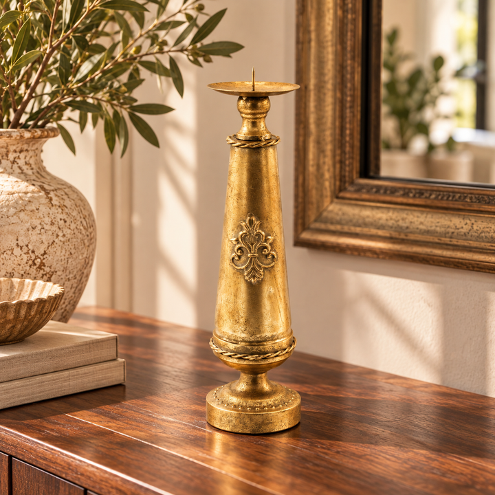 Candelabro dorado envejecido con relieve decorativo en consola