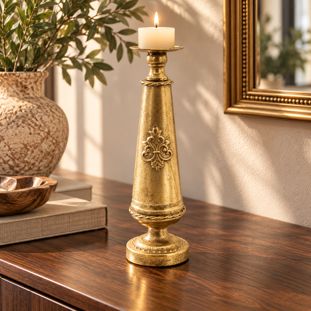 Candelabro dorado 7190 decorado con vela sobre mueble de madera