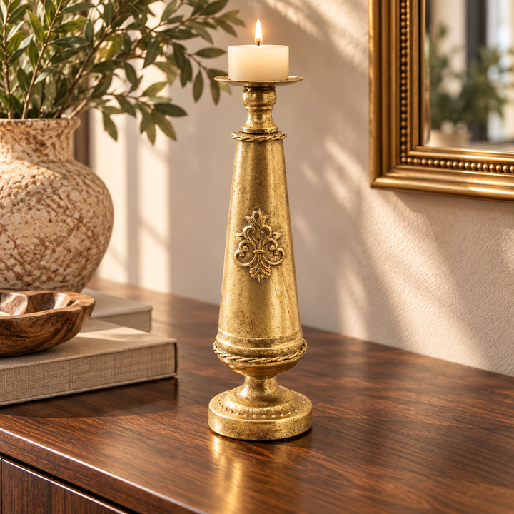 Candelabro dorado 7190 decorado con vela sobre mueble de madera