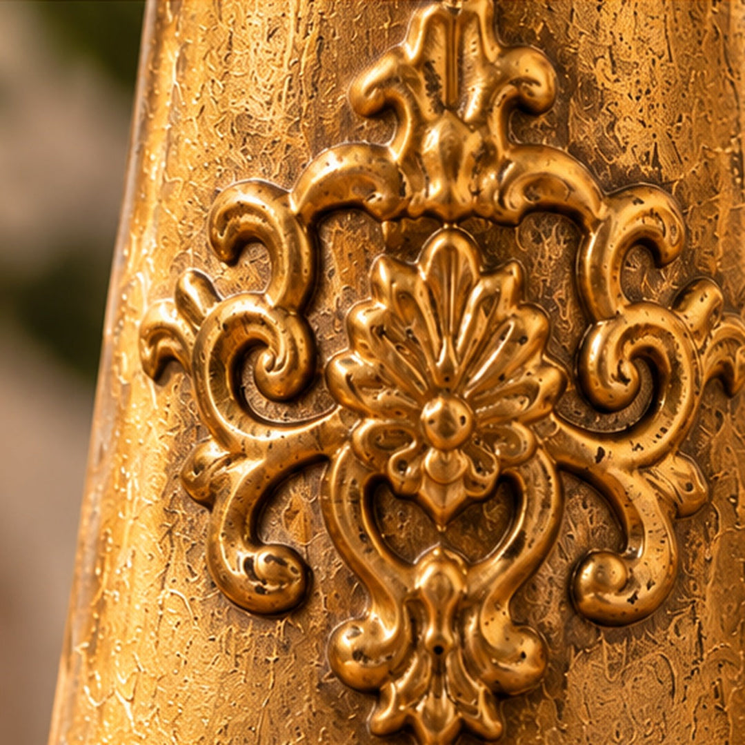 Primer plano de relieve floral y textura dorada envejecida del candelabro 7189