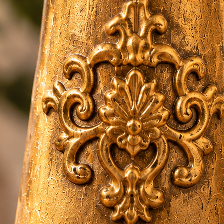 Primer plano de relieve floral y textura dorada envejecida del candelabro 7189