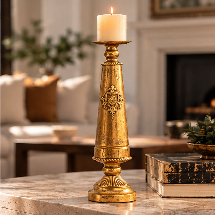 Candelabro grande dorado 7189 completo sobre mesa de mármol en living con chimenea