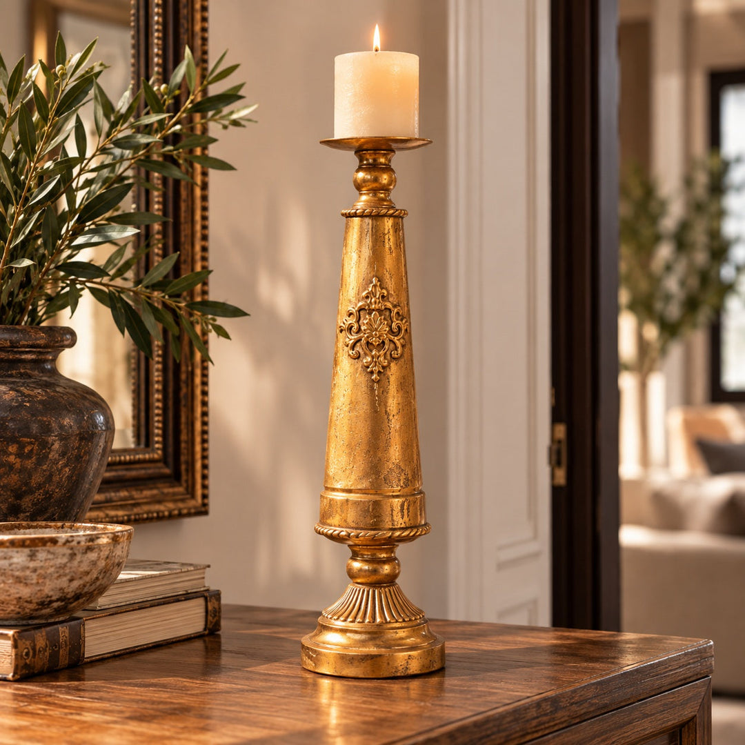 Candelabro grande dorado 7189 completo en recibidor sobre aparador de madera