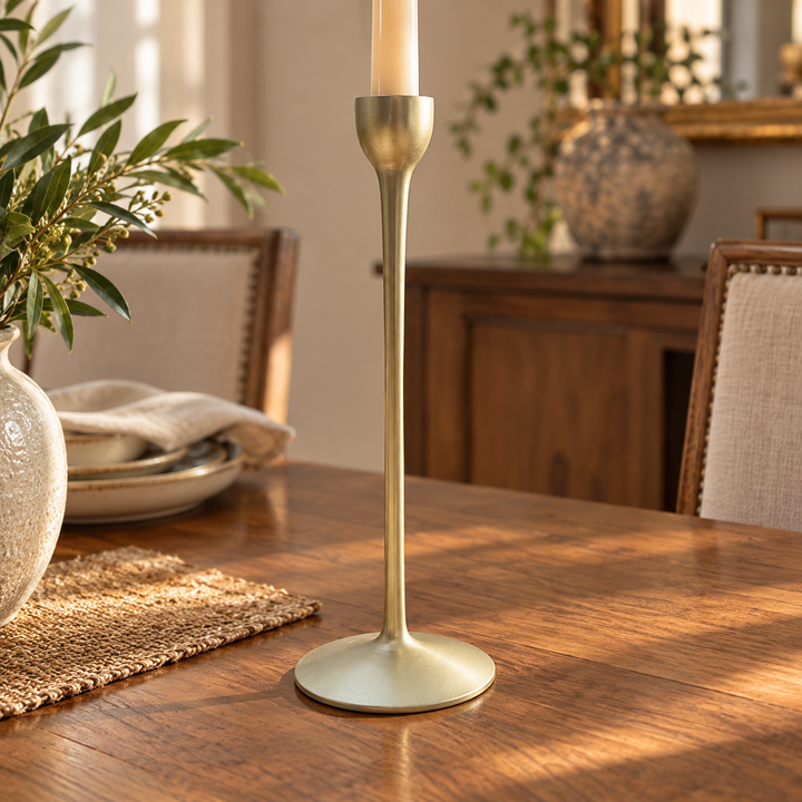 Candelabro dorado largo L en mesa de comedor elegante