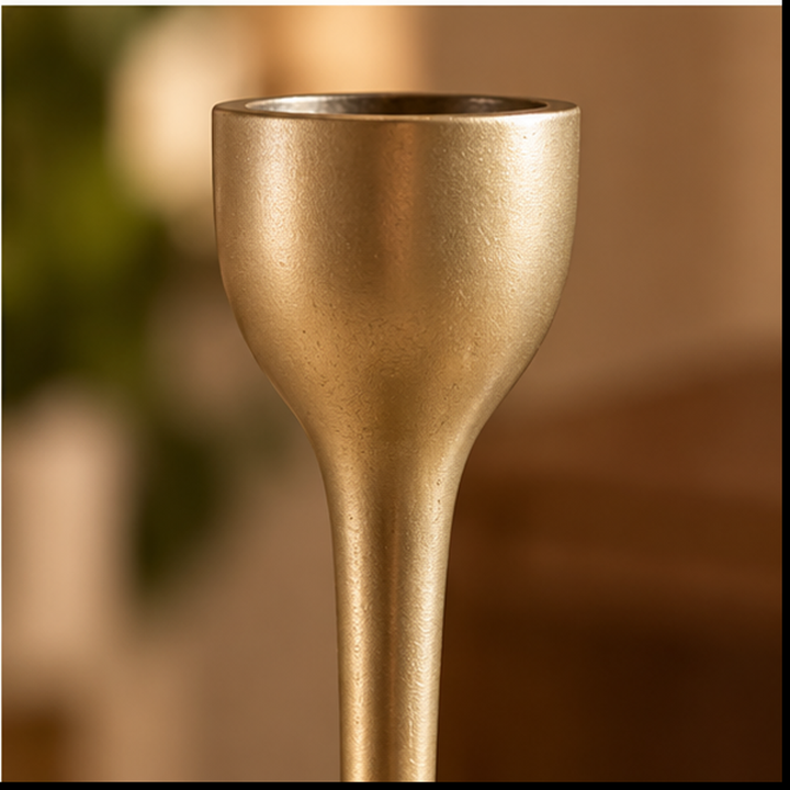 Detalle de acabado dorado mate y copa del candelabro largo L