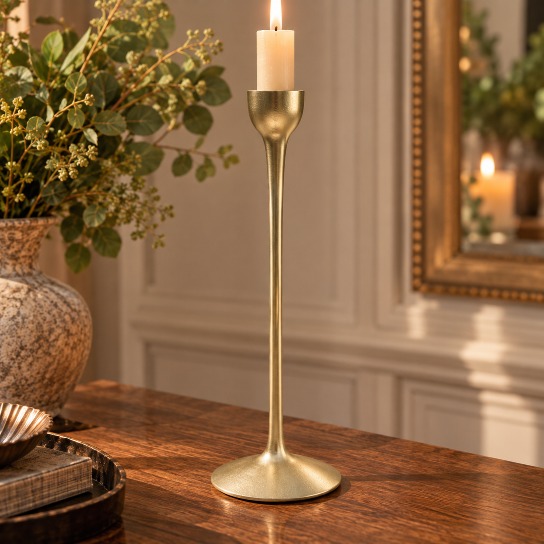 Candelabro dorado largo M sobre aparador elegante