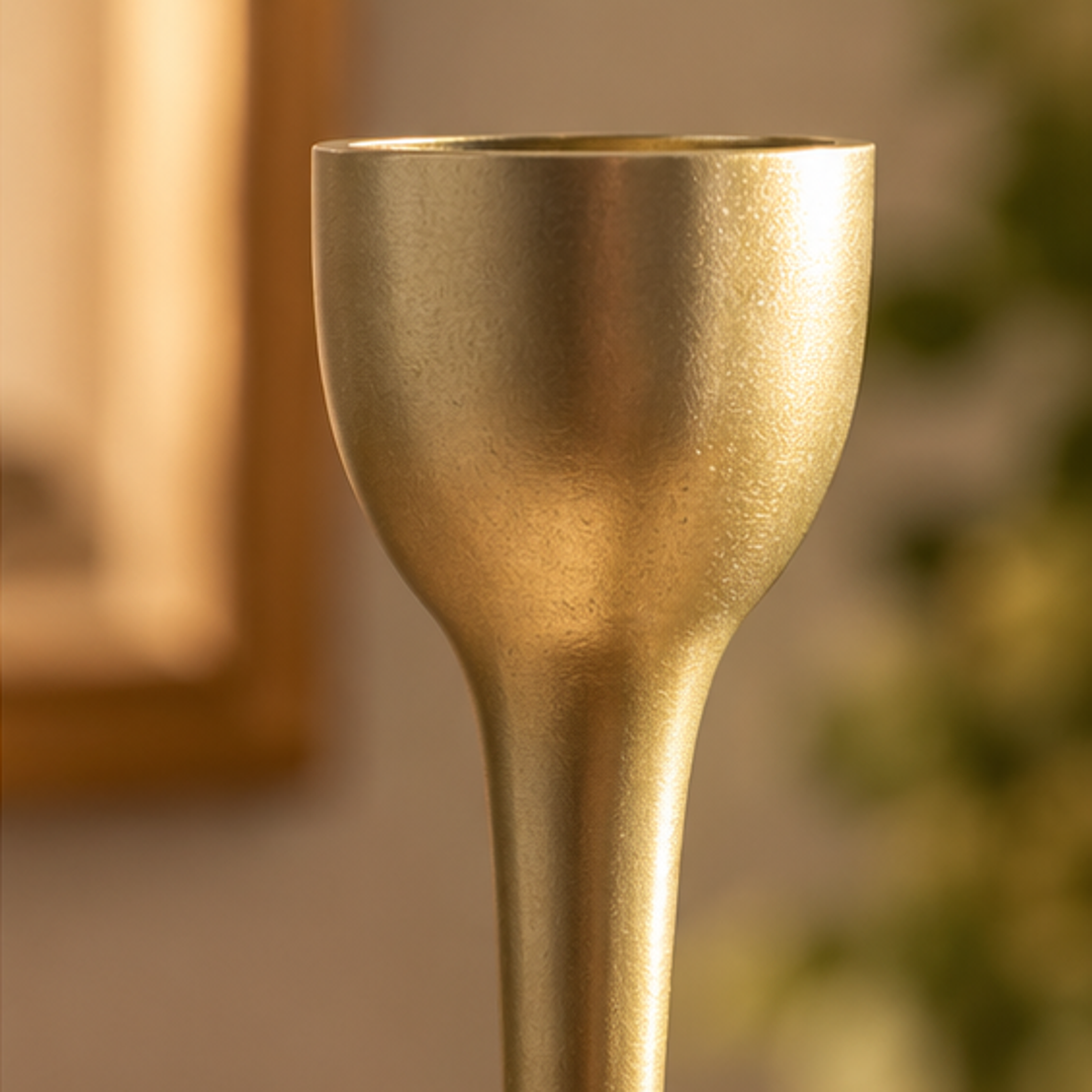 Detalle de copa y acabado dorado mate del candelabro largo M