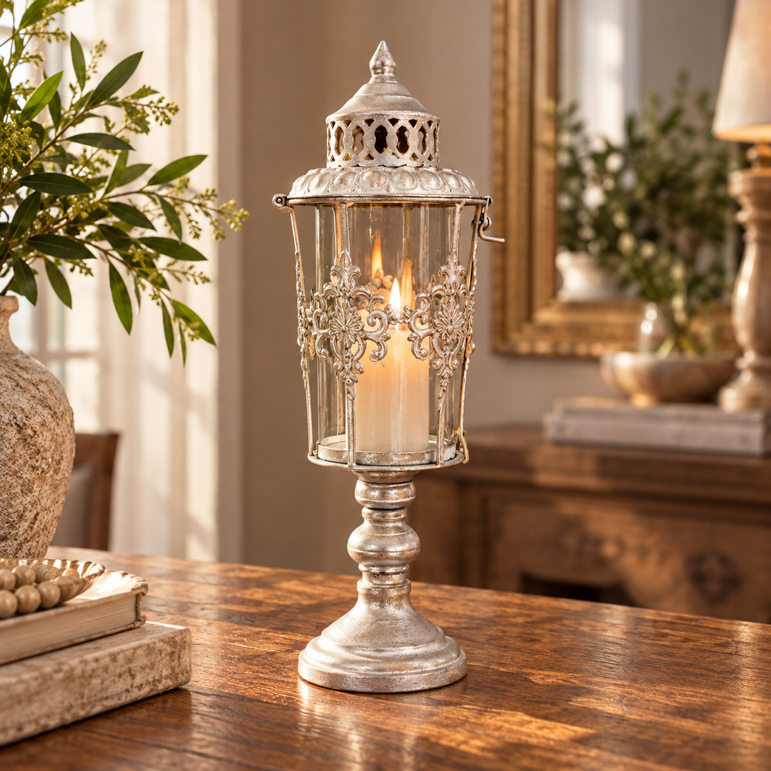 Candelabro farol plateado con filigranas y vela decorando un recibidor