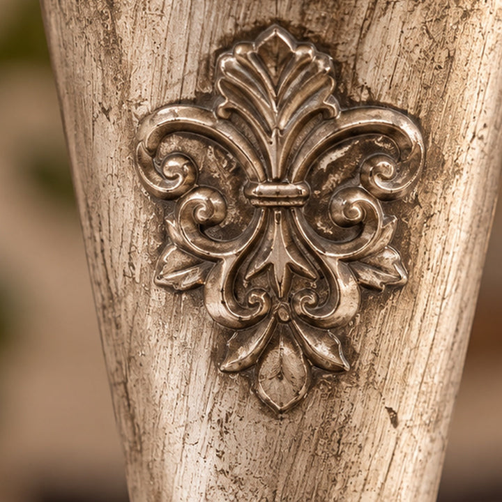 Close up del relieve floral y acabado plateado envejecido del candelabro 7187