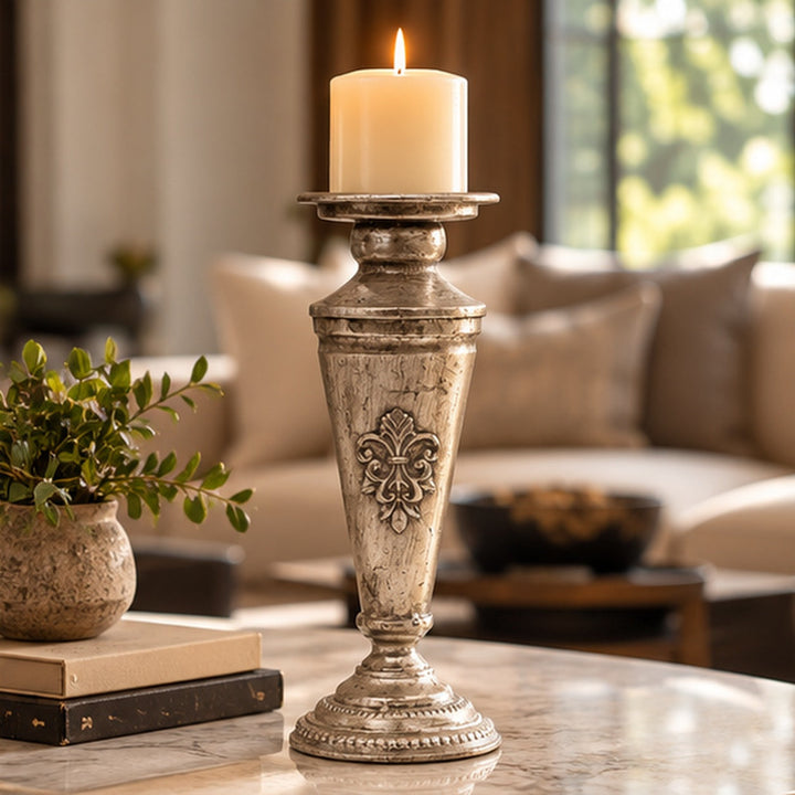 Candelabro Maxi Plateado 7187 sobre mesa de mármol en living