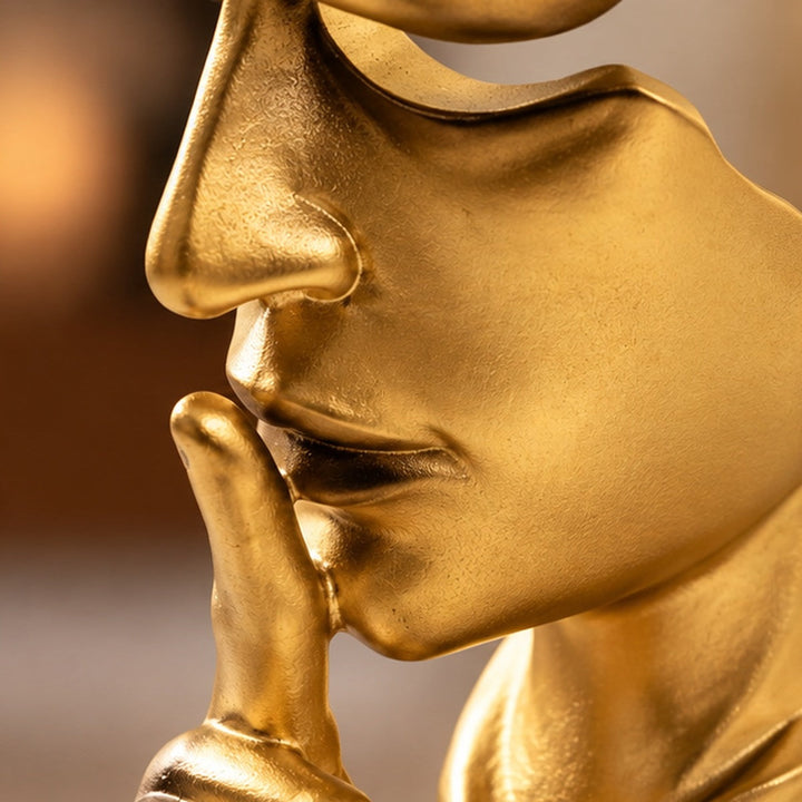 Detalle de rostro dorado y gesto silencio, fotografía cuadrada sin franjas