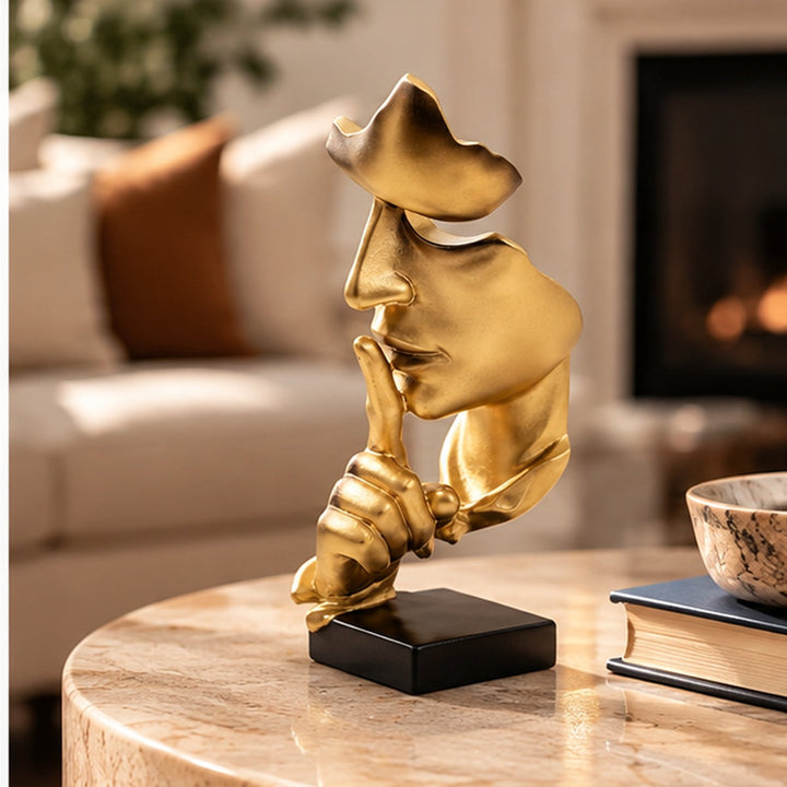 Careta Silencio Dorado completa en mesa de piedra en living, imagen cuadrada sin franjas