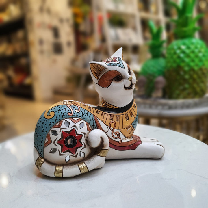 Gato acostado con diseños CASONA DECO animales
