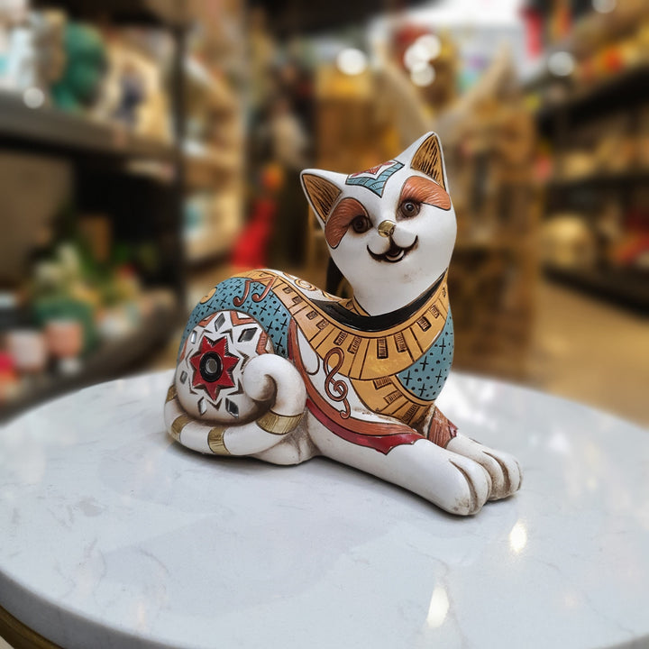 Gato acostado con diseños CASONA DECO animales