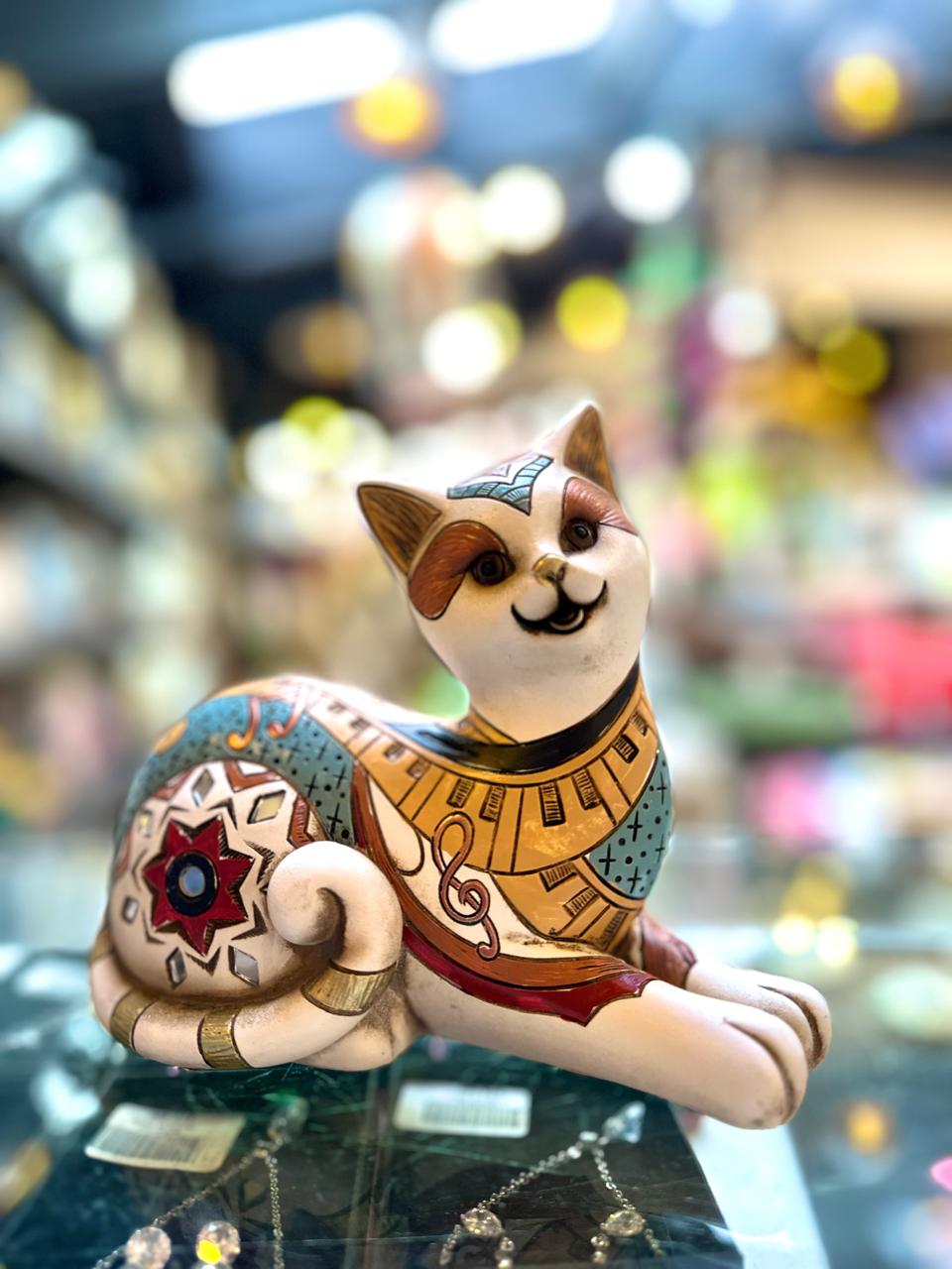 Gato acostado con diseños CASONA DECO animales