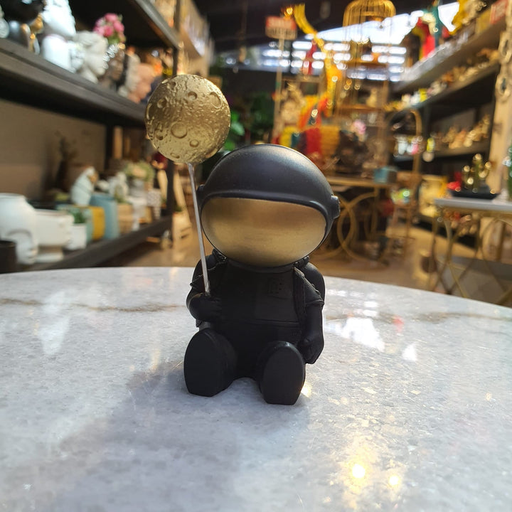 Astronauta Sentado Negro con dorado CASONA DECO