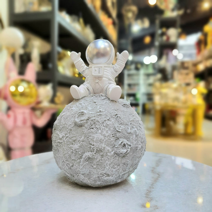 Astronauta Plateado sobre luna CASONA DECO decoracion