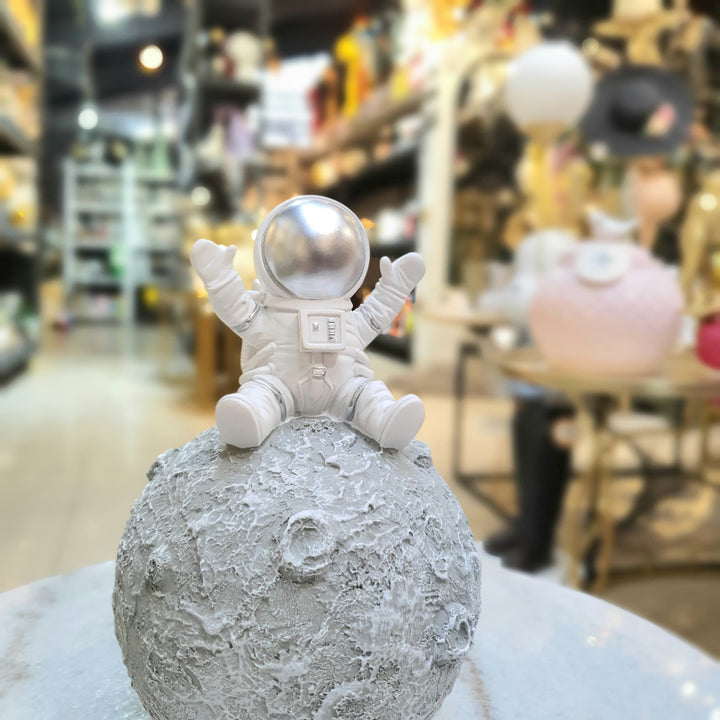 Astronauta Plateado sobre luna CASONA DECO decoracion