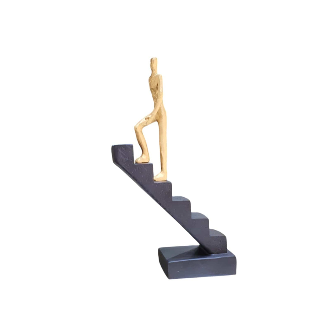 Hombre subiendo escalera negra CASONA DECO decoracion