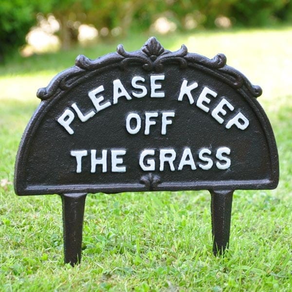 Placa Hierro Please Keep Off The Grass CASONA DECO