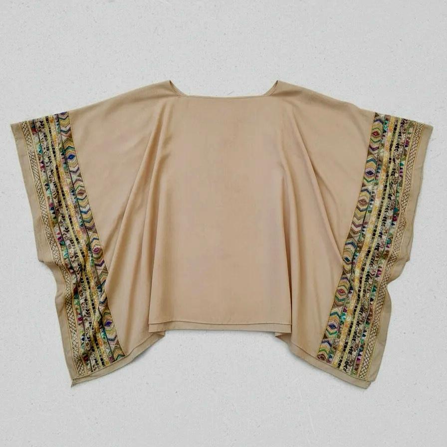 Salida de Baño Bordado beige CASONA DECO Ponchos