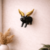 Cerdito decorativo para pared negro con alas doradas