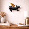 Cerdito decorativo para pared negro con alas doradas