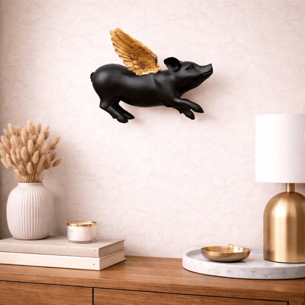 Cerdito decorativo para pared negro con alas doradas