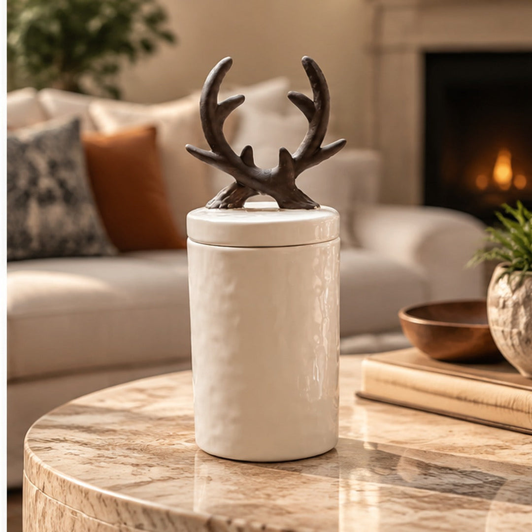Contenedor decorativo astas de ciervo blanco sobre mesa de living