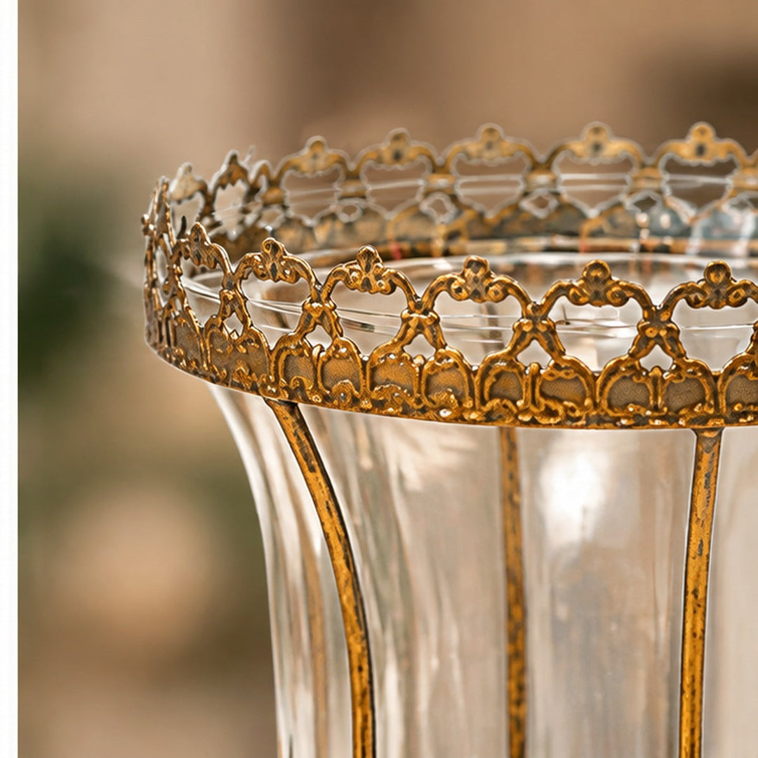 Detalle de borde calado dorado envejecido de copa decorativa de vidrio