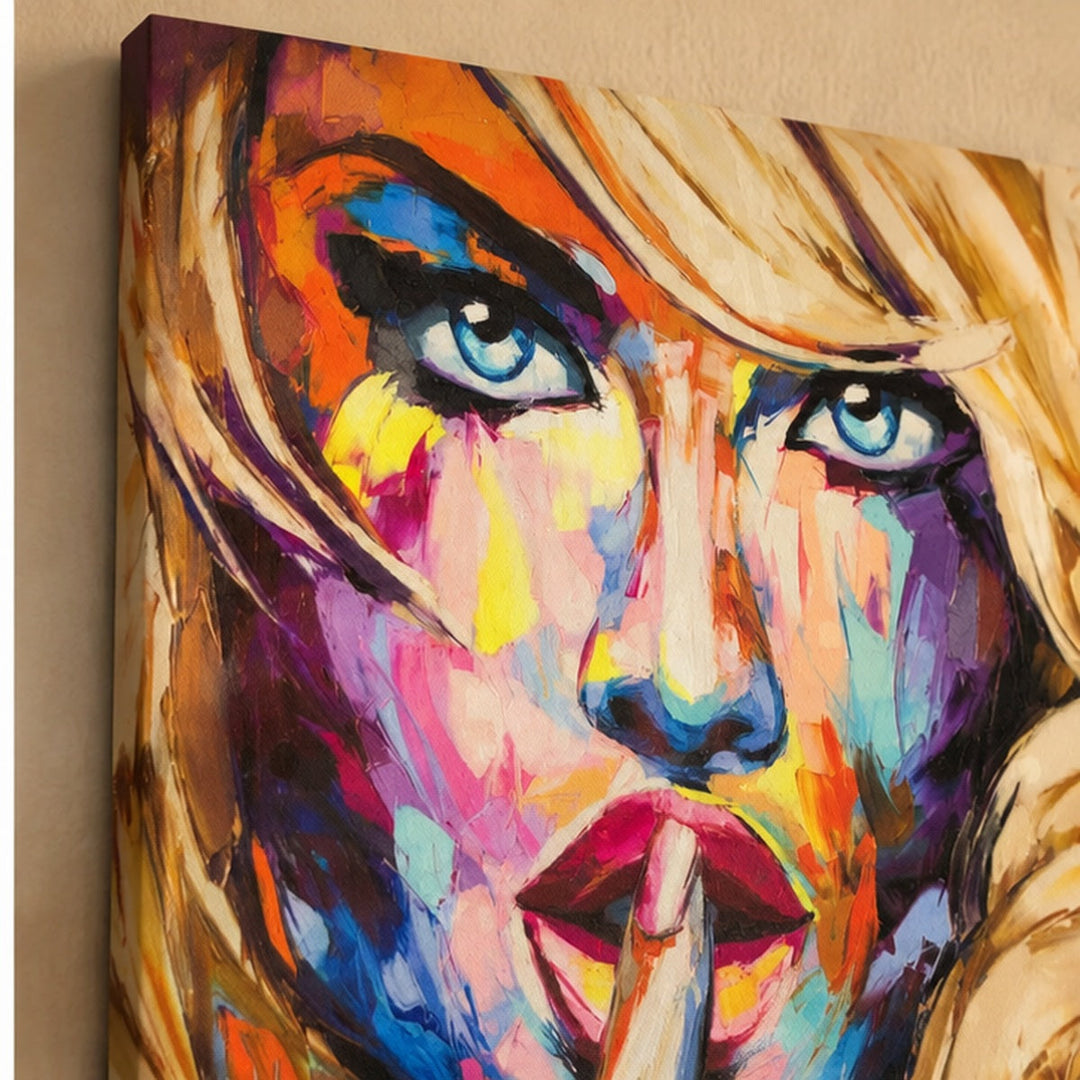 Detalle de rostro pop art ojos azules y gesto silencio del cuadro