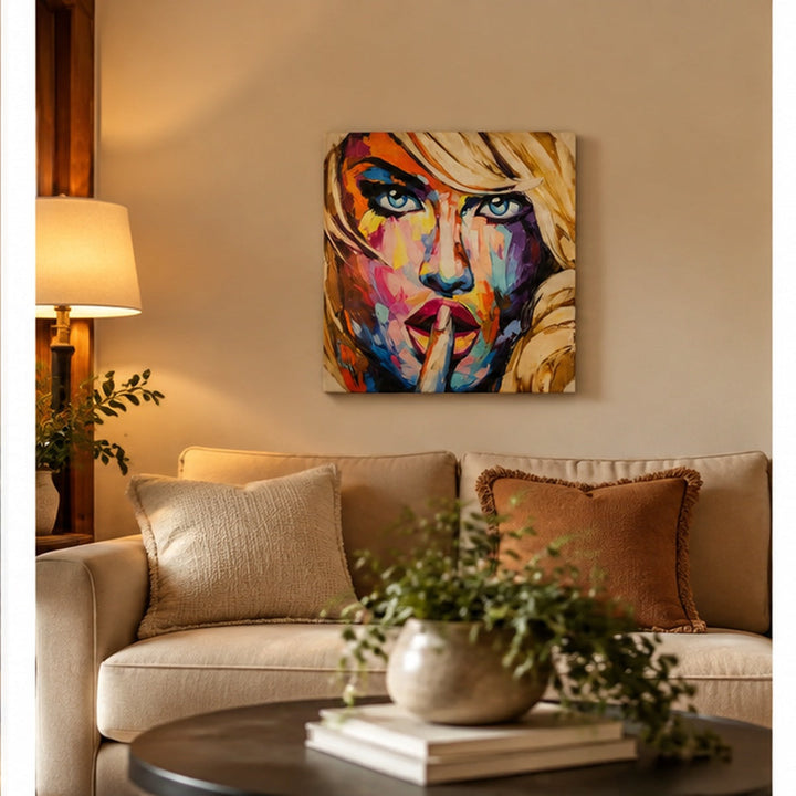 Cuadro rostro silencio 45 x 45 cm sobre sofá de living, escala realista