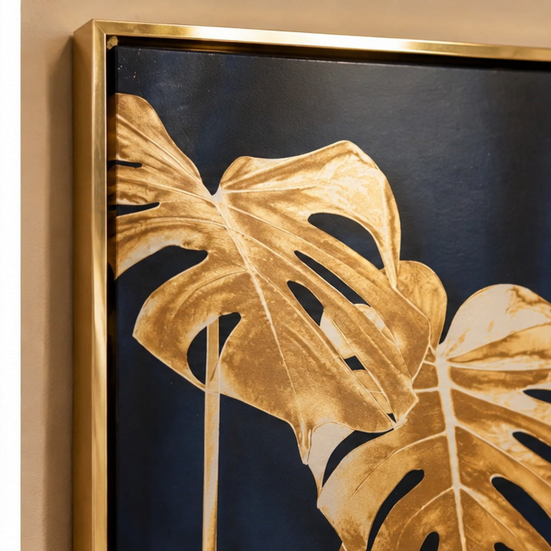 Detalle de hojas doradas sobre fondo azul oscuro y marco fino dorado