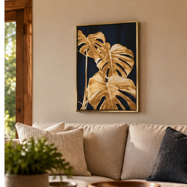 Cuadro Monstera Dorada 52 x 37 cm en living sobre sofá