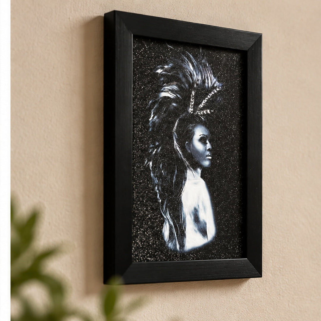 Detalle del marco negro y retrato de mujer con plumas