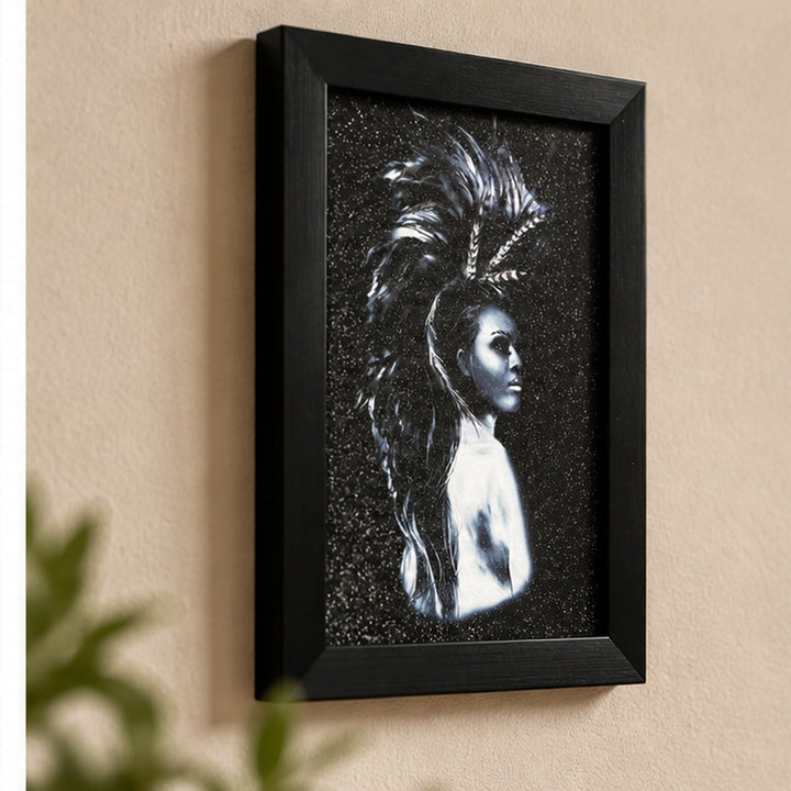 Detalle del marco negro y retrato de mujer con plumas