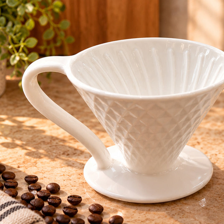 Dripper blanco V60 en cocina, fotografía cuadrada sin bordes
