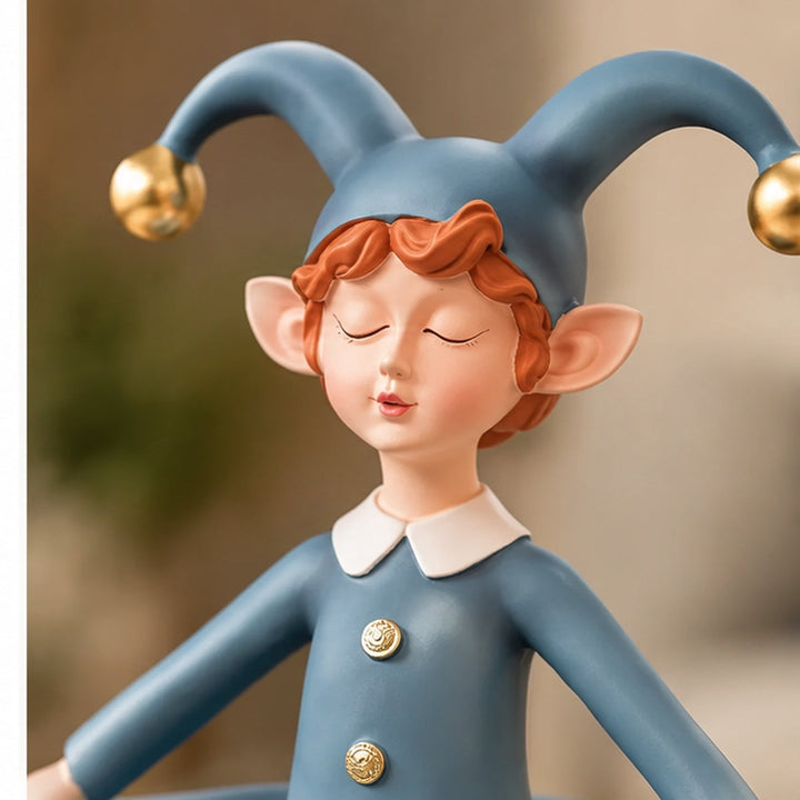 Primer plano de duende celeste, sombrero de dos puntas con cascabeles dorados y cabello anaranjado
