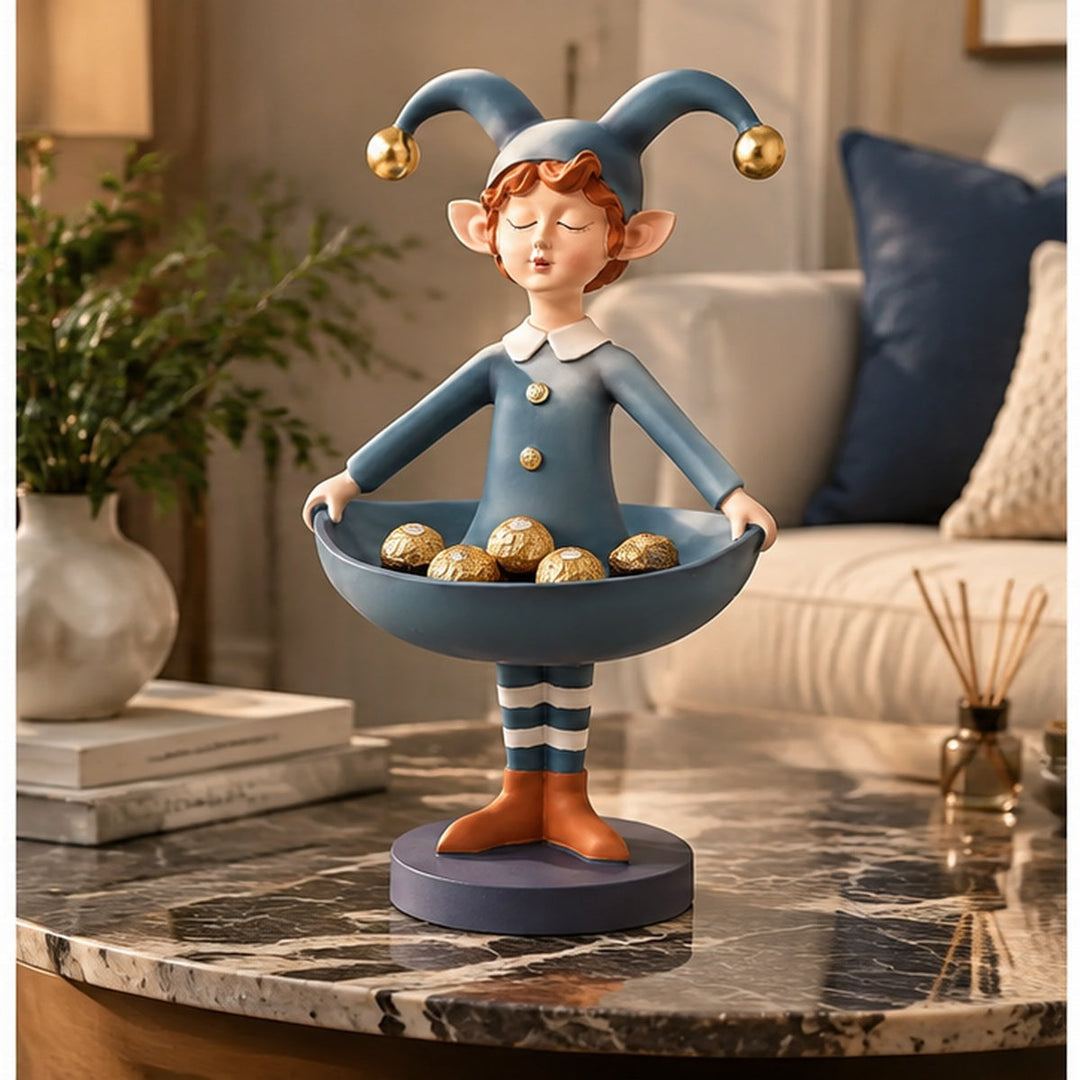 Duende dulcero celeste con chocolates sobre mesa de living, escala realista